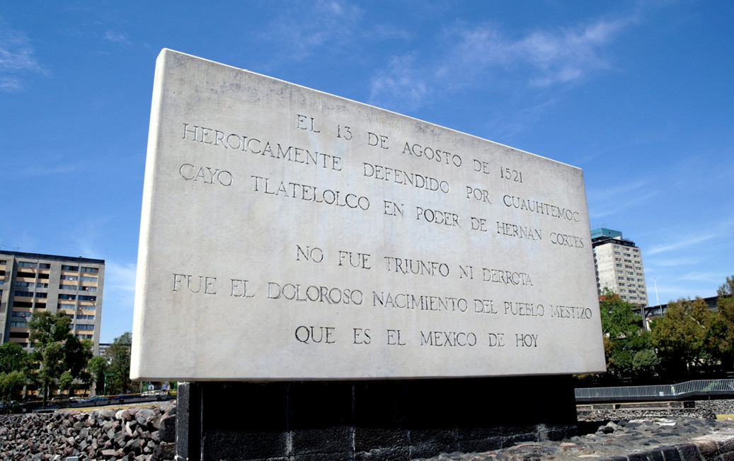 “Monolito en la plaza de las Tres Culturas”