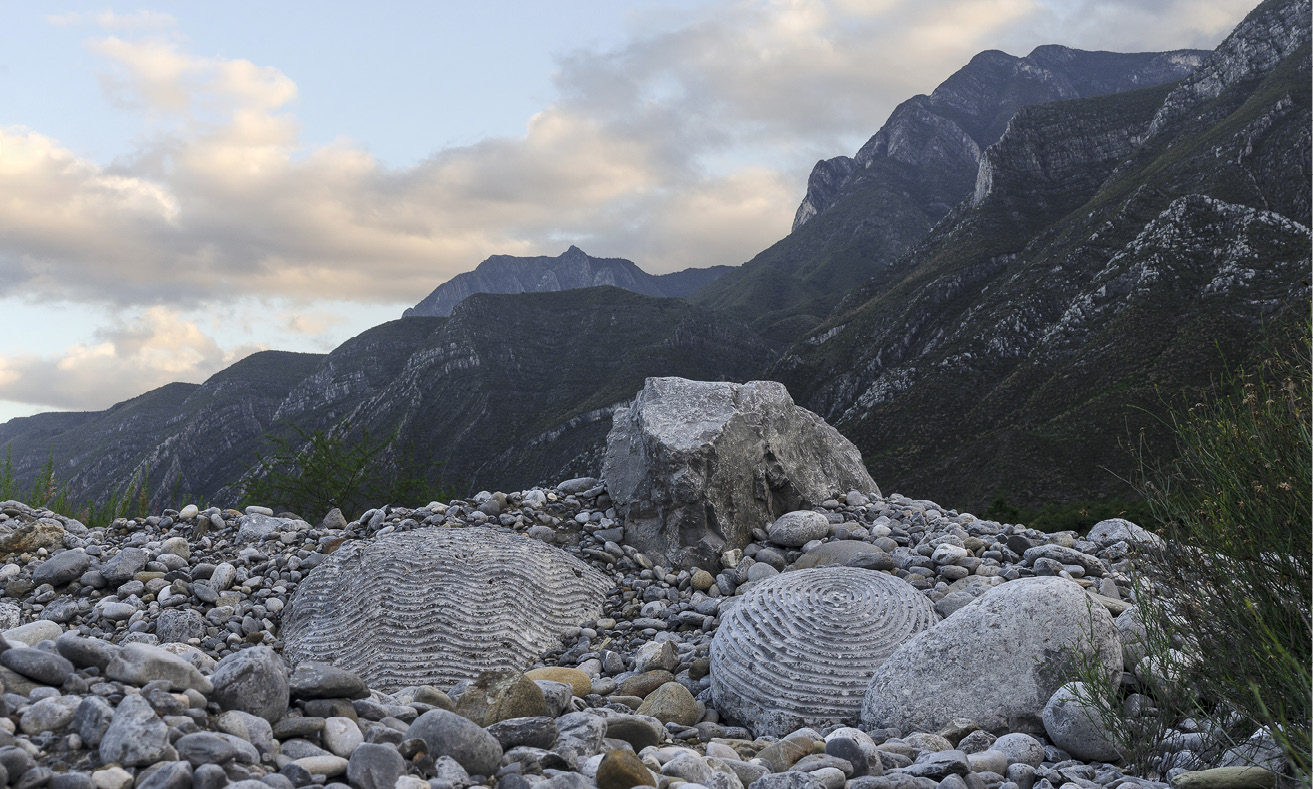 El río y las piedras